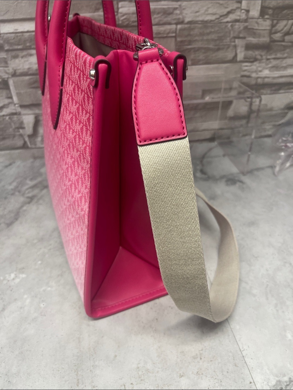 Michael Kors Mirella Medium Ombre Signature Tote & Matching Wallet Dragonfruit - Picture 7 of 11